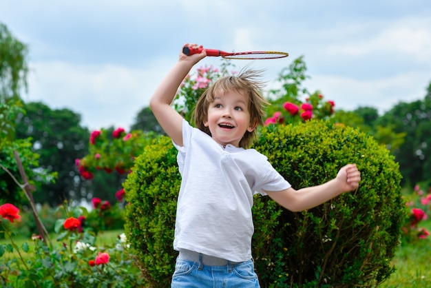 写真 公園で遊んでいる小さな男の子