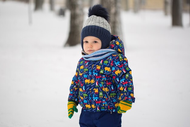 冬の雪の中で小さな男の子