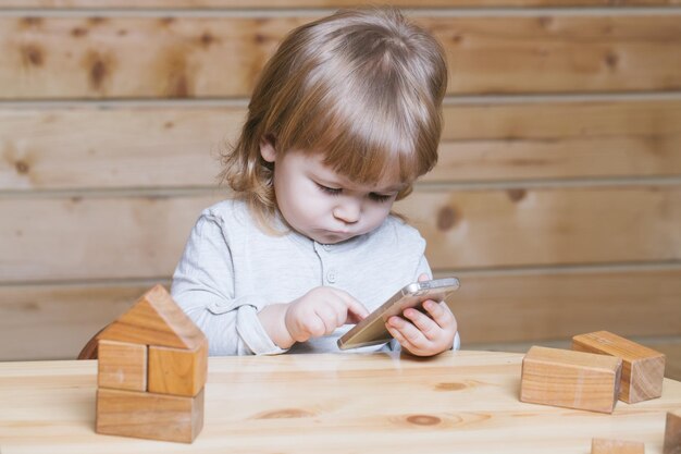 コンピューターと電話を持つ小さな男の子