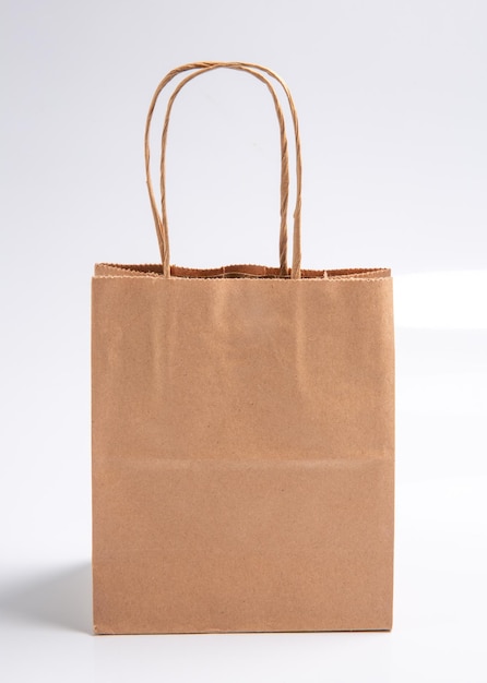 Photo small brown paper bag in front of a white background