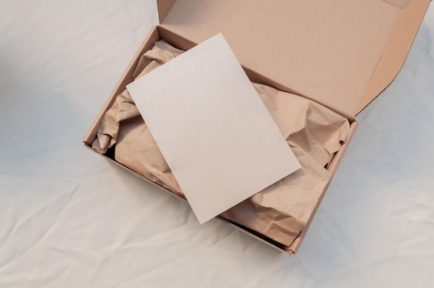 Коробка для малого бизнеса с белой открыткой формата а5