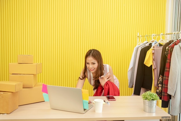 Concetto di piccola impresa. giovane venditore che lavora online a casa con la tecnologia di rete wireless.