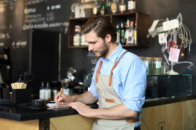 彼のカフェで働いている中小企業の所有者。