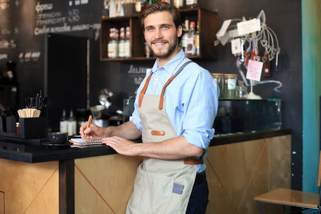 彼のカフェで働いている中小企業の所有者。