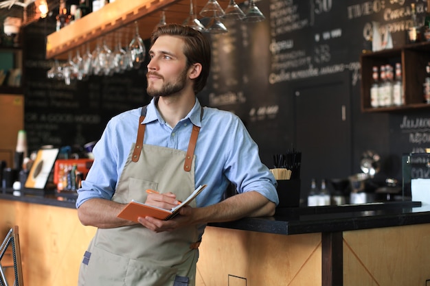 彼のカフェで働いている中小企業の所有者。