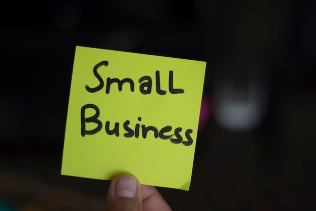 Small Business schreef op een kaart op kantoor Houd de hand Small Business geschreven op een kaart