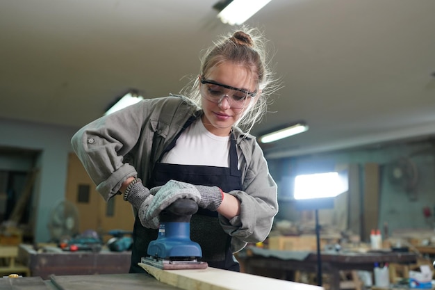 家具ワーク ショップの背景に若い女性の中小企業