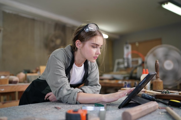 家具ワーク ショップの背景に若い女性の中小企業