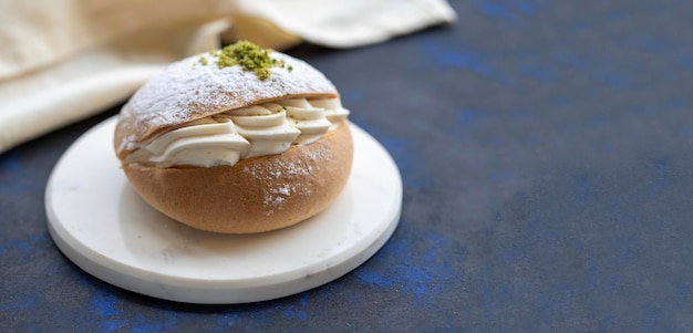 Небольшой торт на столе с традиционным французским вкусом с кремом в середине альман пастаси