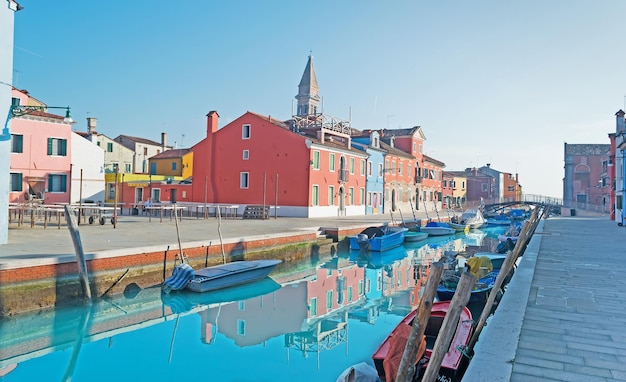 イタリアのブラーノ地方の小さな運河