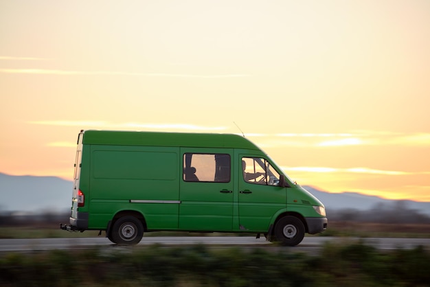 高速道路の運搬用品を運転する小型貨物バン。配送輸送とロジスティクスのコンセプト。ウクライナ、キエフ-2021年7月17日。