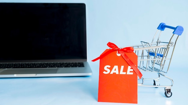 Photo a small cart for a supermarket on a computer background