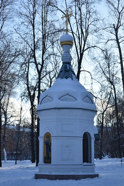 Фото Маленькая часовня в зимнем парке