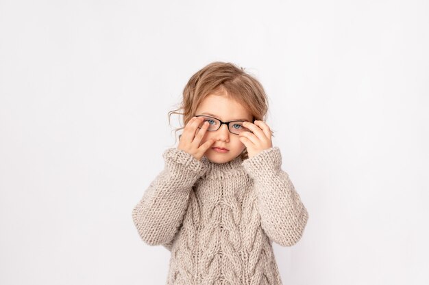 白い背景、テキストのスペースにメガネと小さな子供の女の子