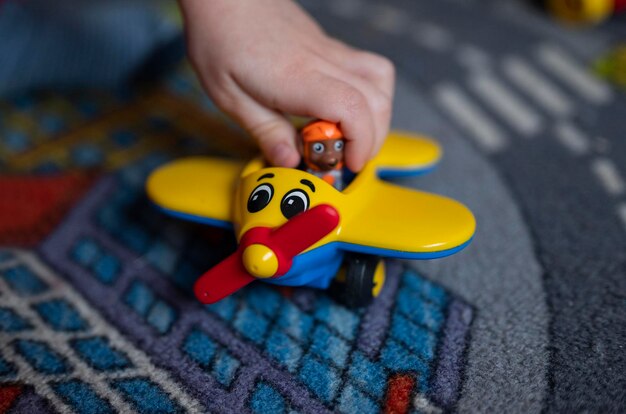 Foto un bambino piccolo sta giocando nella sala giochi con un aereo giocattolo