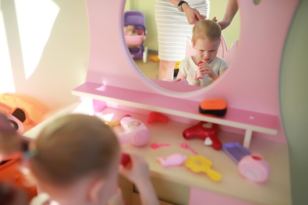 Un bambino sta giocando con un giocattolo