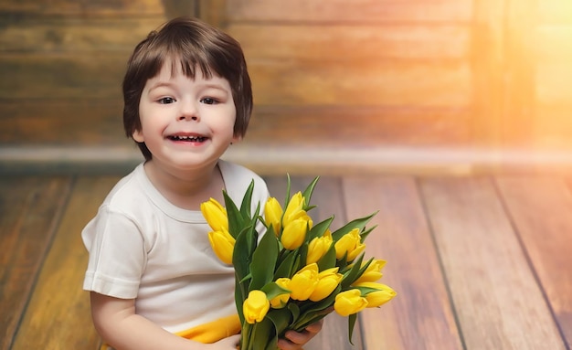 黄色いチューリップの花束を持つ小さな子供 花瓶に花の贈り物を持つ少年 床に黄色いチューリップを持つ女性の休日の女の子への贈り物