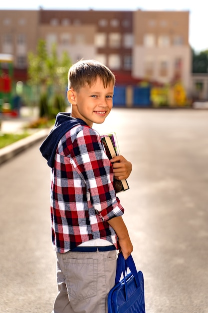 フラッシュの間にランドセルを持った小さな子供が学校に行きます