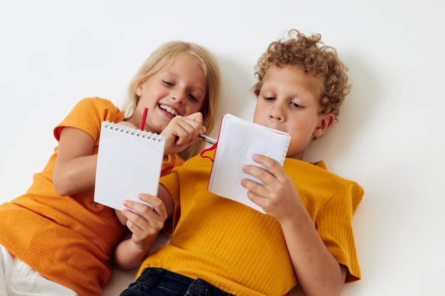 小さな子供たちの子供時代の娯楽は、孤立した背景を変更せずに描画します高品質の写真