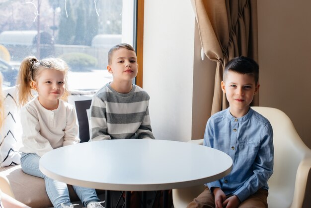 I bambini piccoli giocano e socializzano nei caffè.