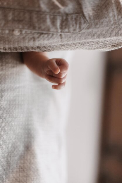 Photo small childs hand clenched into a fist