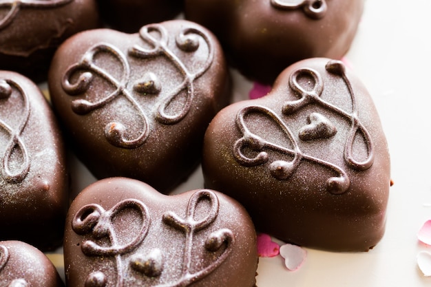 Foto piccoli cioccolatini decorati per la festa di nozze.