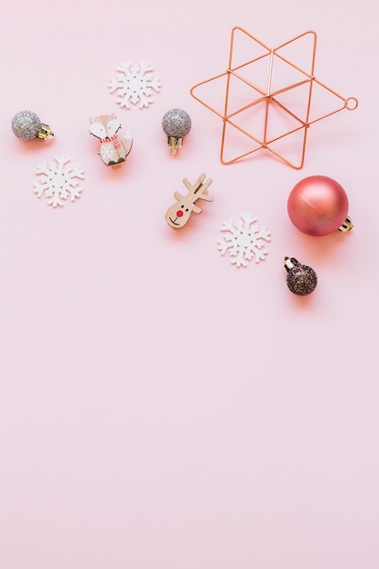 Photo small christmas toys on pink table