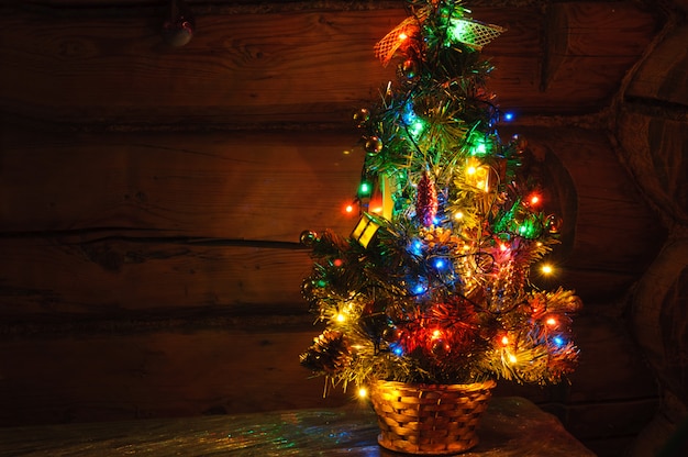 複数の色のライトと小さなクリスマスツリー