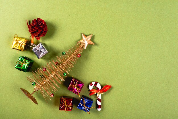 Маленькая елочка со звездой и различными красочными подарками