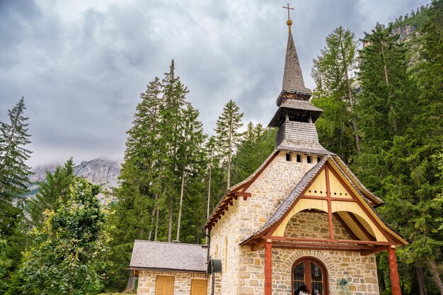 Photo small church of saint veit at lago di braies south tyrol italy