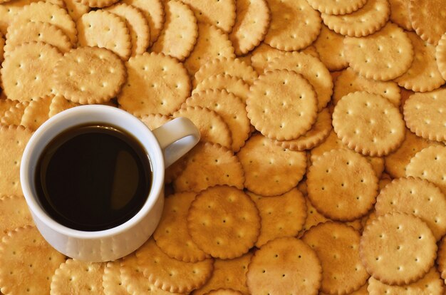 Foto piccola tazza di caffè e cracker salato