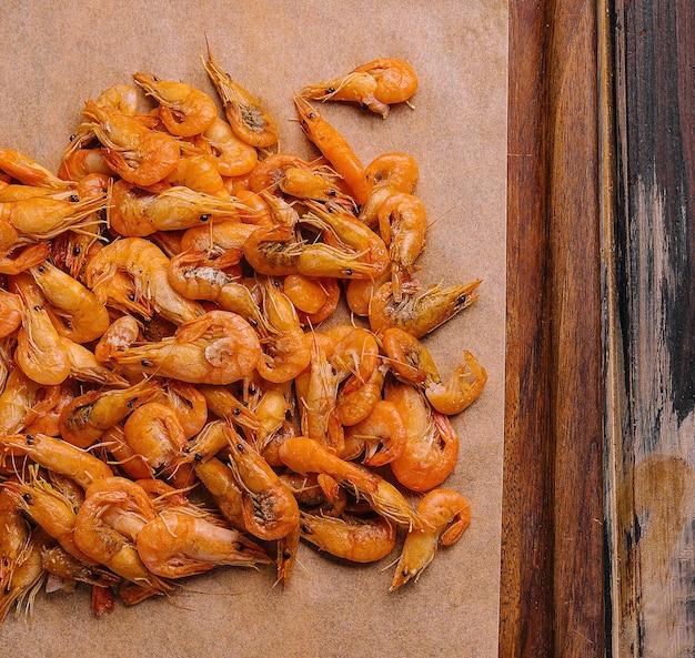 Photo small cooked shrimp on wooden tray