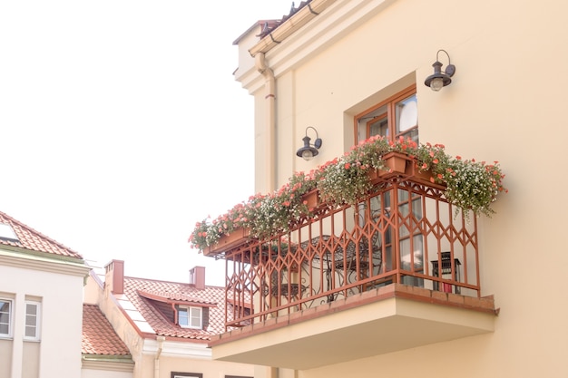 Photo small cozy balcony with outdoor furniture lighting and flowers