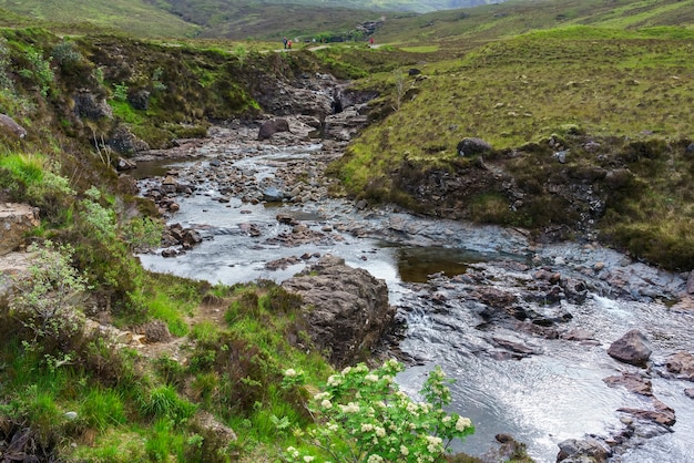 スコットランドの夏にスカイ島にある妖精のプールがあるグレンブリトルの小さな小川