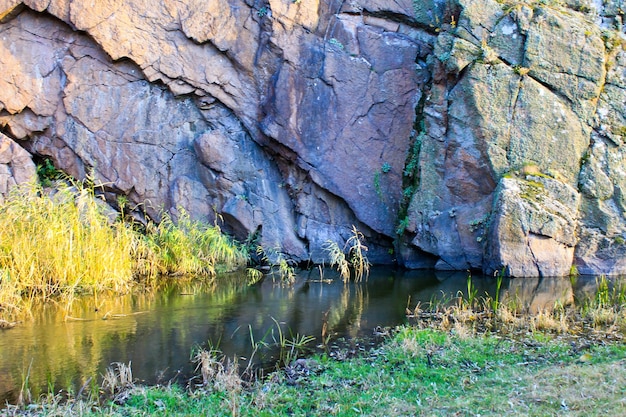 Небольшой ручей возле скалы