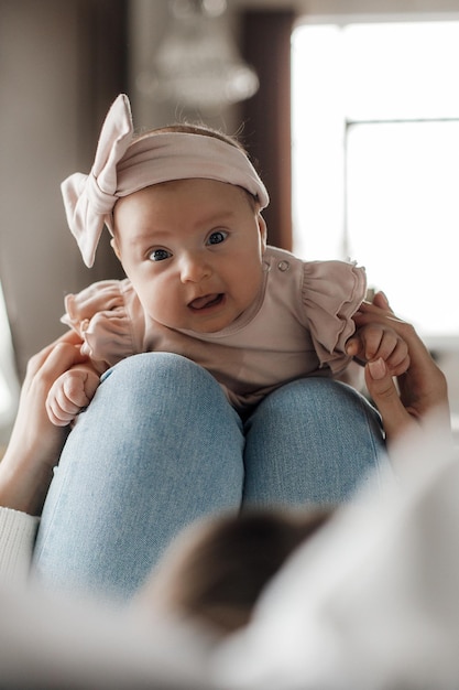 Piccolo bambino carino a casa