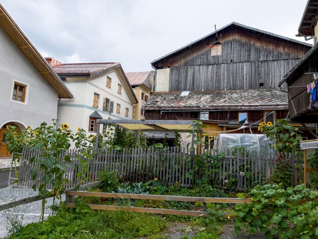 Photo a small cute garden in the middle of sargans