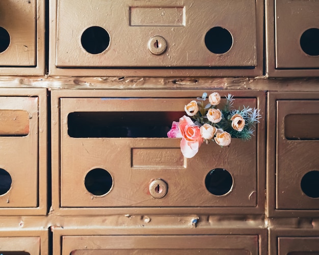 Photo small decorative flowers in mailbox