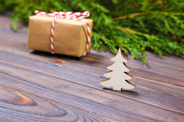 Foto piccolo albero di natale in legno bianco decorativo