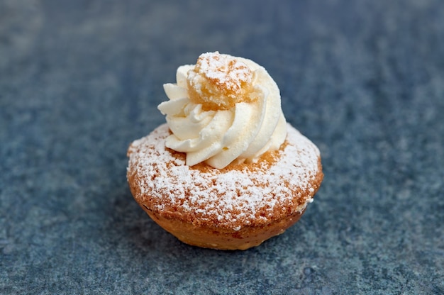 Piccolo dessert di pan di spagna e crema di cocco.