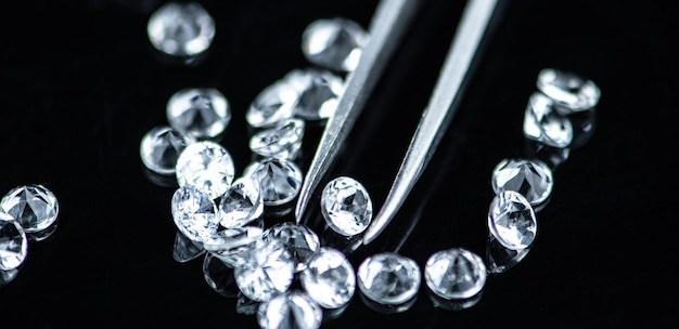 Photo small diamonds on dark background close up shot selective focus