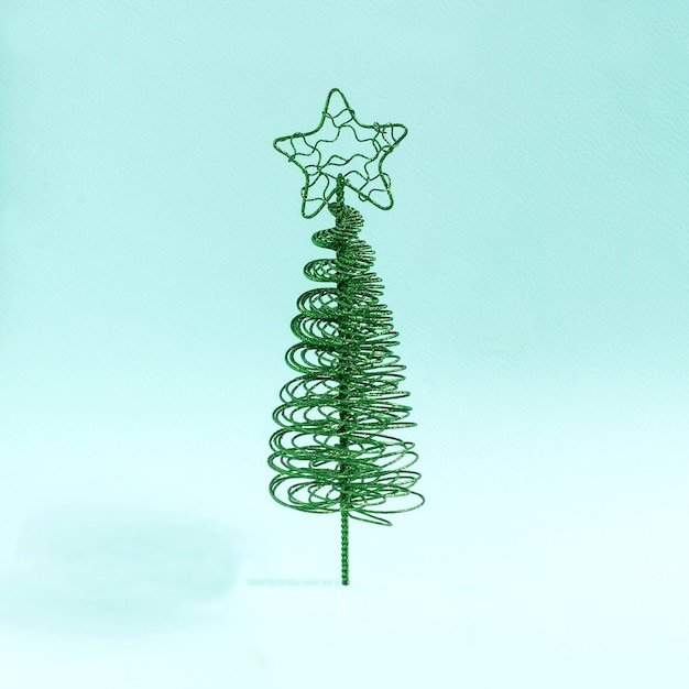 Foto piccolo ed elegante albero di natale in filo metallico