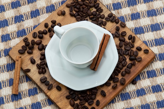 Foto piccola tazza di caffè vuota che viene addolcita