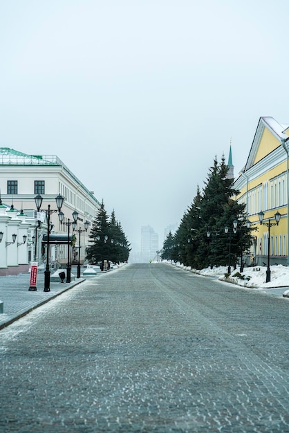 Архитектура небольшого европейского городка под снегом в зимний день