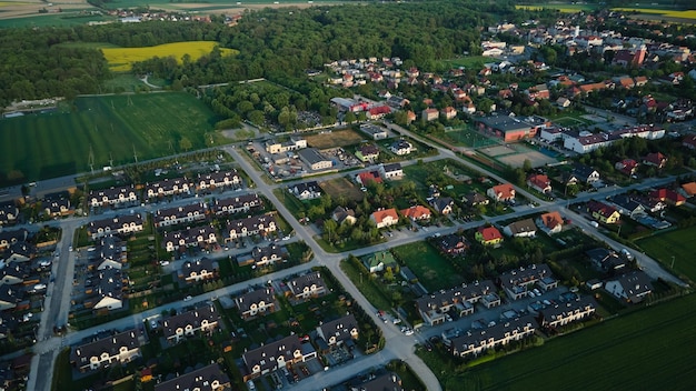 Вид с воздуха на городской пейзаж небольшого европейского городка на жилой район летним вечером