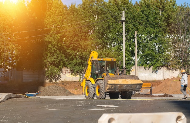 Piccolo escavatore in cantiere. foto di concetto di macchinari pesanti