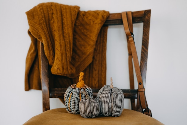 Foto piccola zucca decorativa in tessuto su sedia retrò senape fatta a mano autunnale arredamento autunnale ringraziamento e