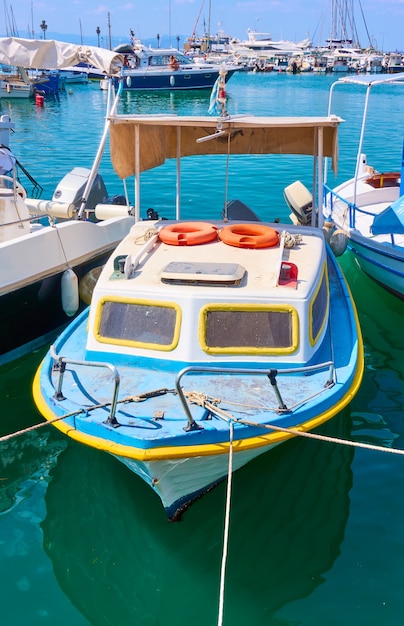 ギリシャ、サロニカ諸島、アイギナ港の小型漁船