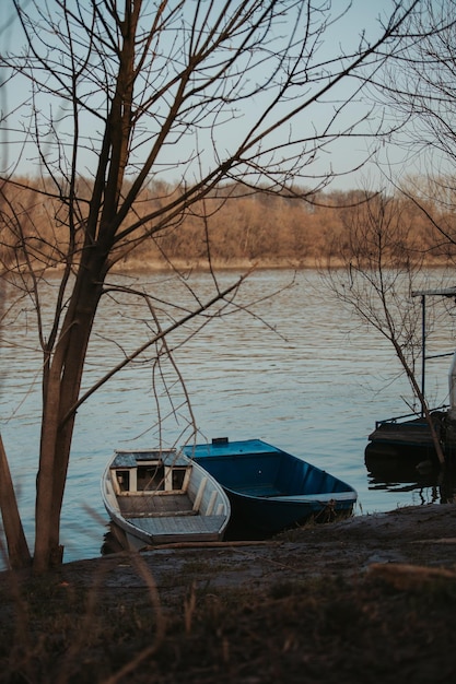 Foto piccole barche da pesca al molo su un lago