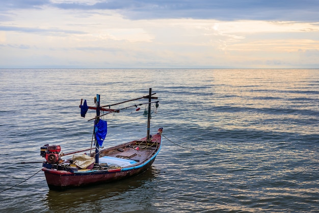 Piccole barche da pesca nel mare hua hin, thailandia